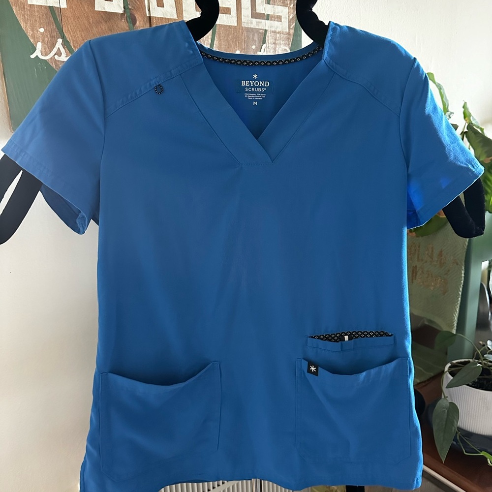 Beyond Scrubs: Sunny 3 Pocket V-Neck Top Medium